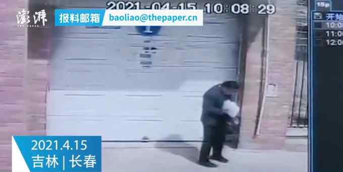 包裹暂放路边被老太拿走24个！快递员全城寻人 监控曝光引热议