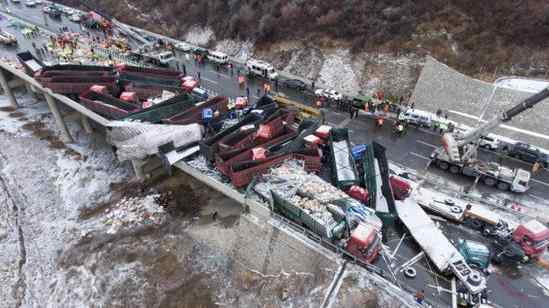 山西特大交通事故 山西惊现56车相撞受损 事故已致17死37伤原因不明