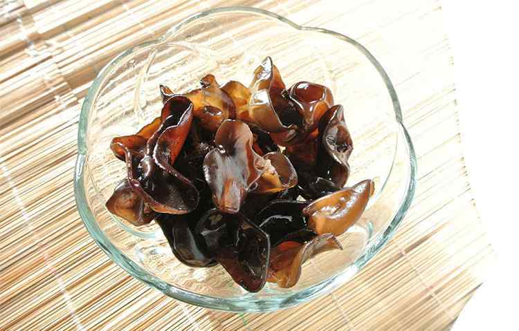 木耳泡多久就不能吃了 泡两天的木耳能中毒 干菜到底泡多久才安全？