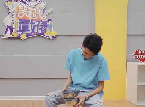 欢迎参加节目 秦霄贤参加综艺节目，有谁注意他手里拿的东西？打脸半个娱乐圈