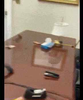 佩洛西展示被暴徒破坏的办公室
