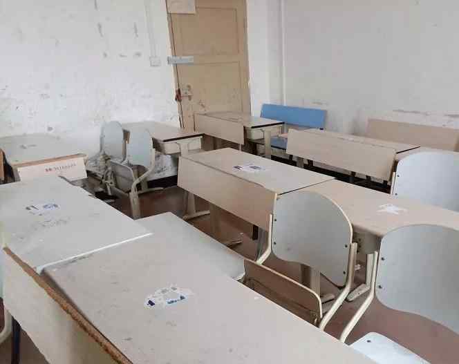 自习室贴满广告 贵州民族大学自习室贴满"性暗示"广告,网友直呼"辣眼睛"