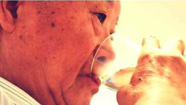 睡前喝水到底好不好 睡前喝水到底好不好？在3个时间喝水，可能对身体健康不太好
