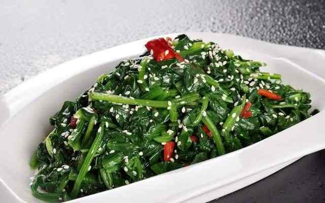 红嘴绿鹦哥是什么菜 菠菜在古代称为“红嘴绿鹦哥”，能令人面色红润、光彩照人
