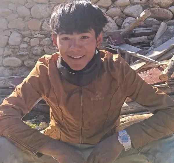 人设崩了？丁真抽烟视频曝光 公司回应“是电子烟,不是烟”引质疑