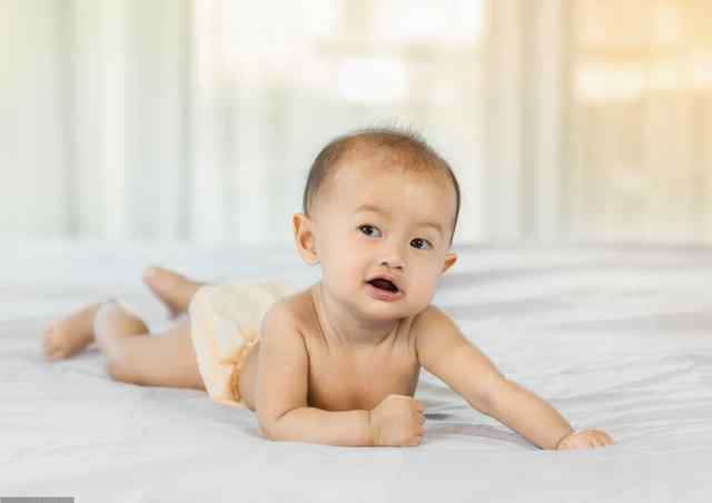 宝宝熟睡中该不该换尿不湿 宝宝睡着了还要换尿不湿吗？宝妈们不用纠结，其实可以这样做