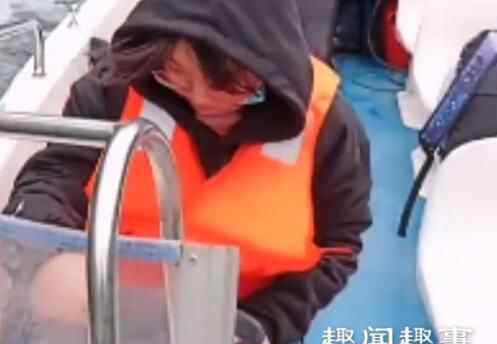 12岁女孩“家庭环境不好”每天开快艇上学 现场一幕太豪横