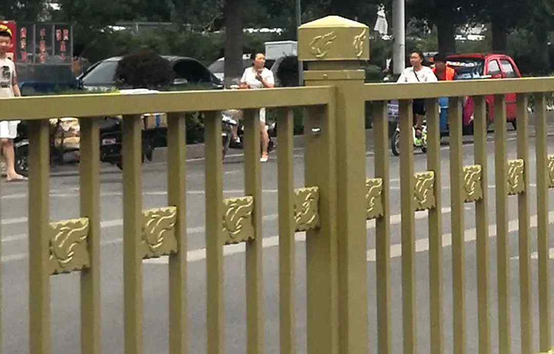 大街护栏 朝阳大街新护栏亮相，你注意到标识了吗？
