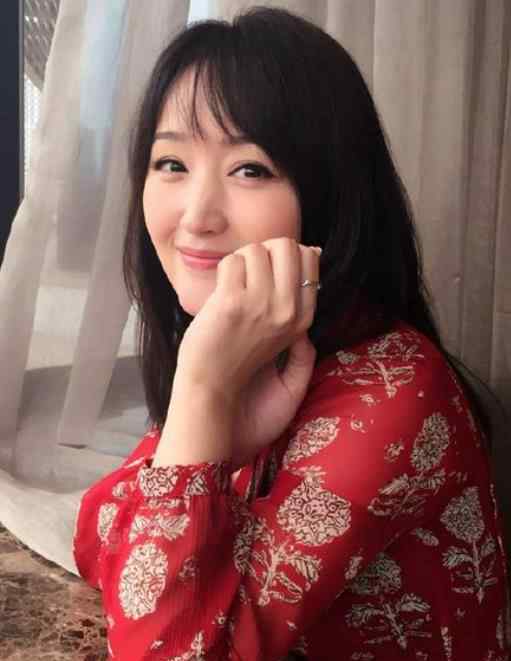 杨钰莹近照 48岁杨钰莹近照，无美艳下显露真实颜值，女神终究是老了
