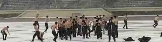 高校男生在雪中光膀子打雪仗 对此大家怎么看？