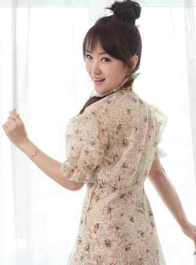 杨钰莹近照 48岁杨钰莹近照，无美艳下显露真实颜值，女神终究是老了