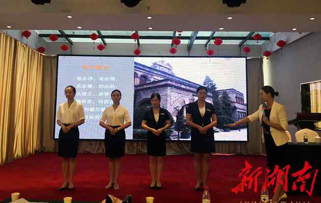 公务接待礼仪 我县机关事务和接待服务中心开展公务接待礼仪培训