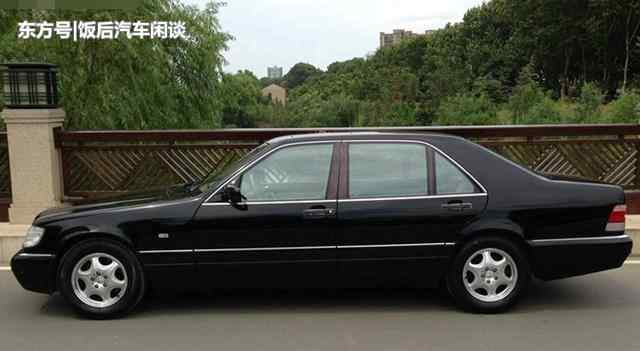 老款奔驰s320 情怀大哥花2万元买到1997款奔驰S320，停在桥上很霸气
