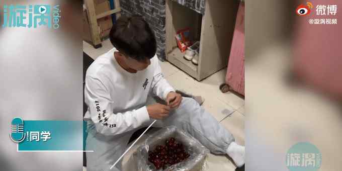 大二男生用5斤车厘子给女友做捧花 画面曝光网友直呼太羡慕