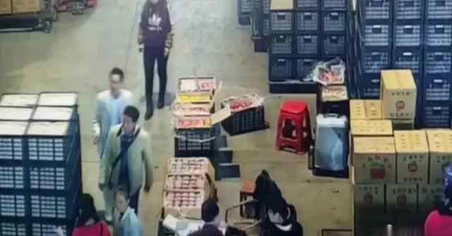 水果收购商 南宁水果批发市场几十名商户供货给同一人，百万水果货款至今收不回