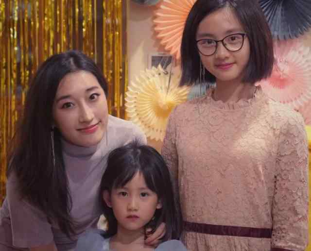 妹妹发育了 黄多多已经“发育过猛”！和妹妹同框拍照时，少女身材很明显