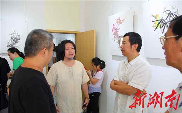 王永成 画家王永成“拈花”玩“穿越” 拟古作品亮相“流动展厅”