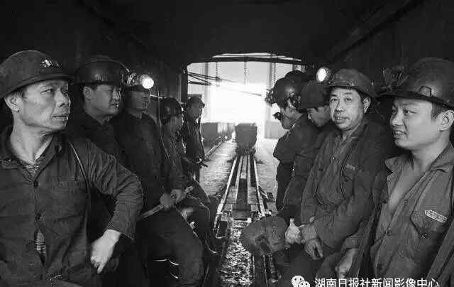 煤矿工人 煤矿工人：在黑暗中开采“光明”