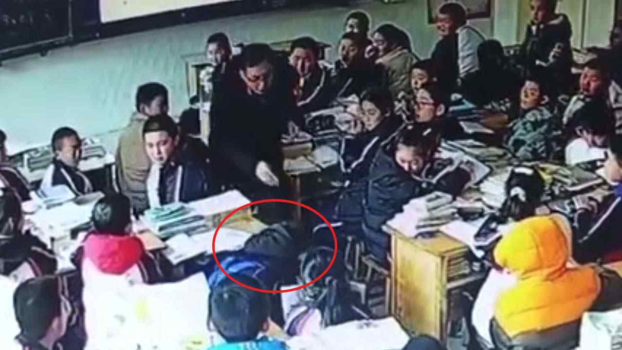 老师救卡住气管学生