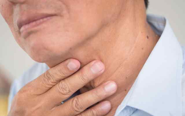 怎么样看出喉癌还咽炎 如何区分咽喉癌，咽炎？若出现这4种现象，暗示咽喉癌已到来！