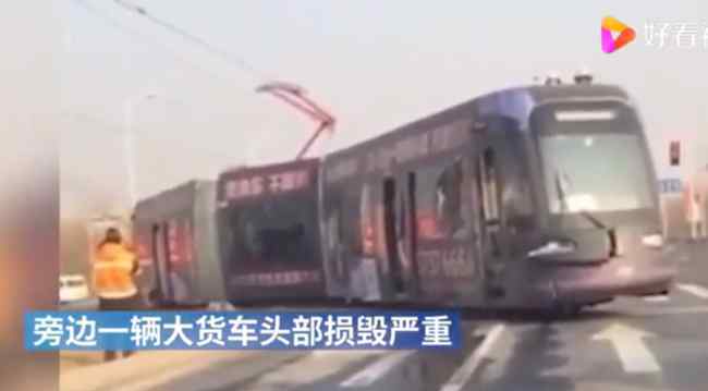 货车将轻轨撞出轨道