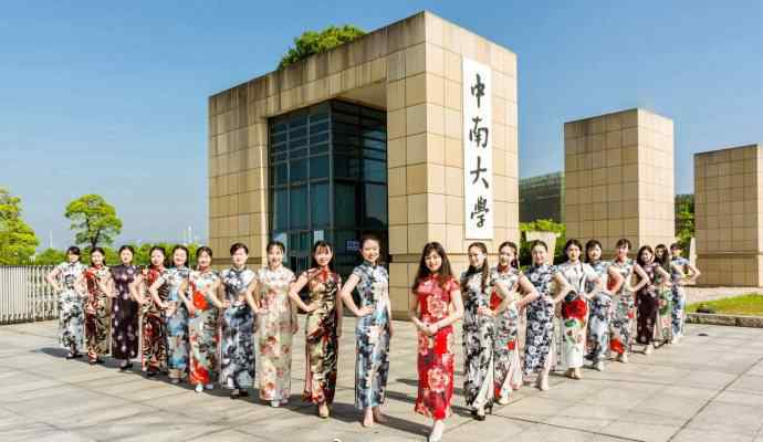 旗袍毕业照 大学女生旗袍毕业照 “中国风”圆梦青春