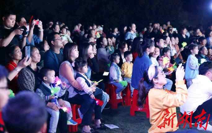 月夜花园 温暖有“+”：湖南保利物业万家灯和辉映中秋月夜