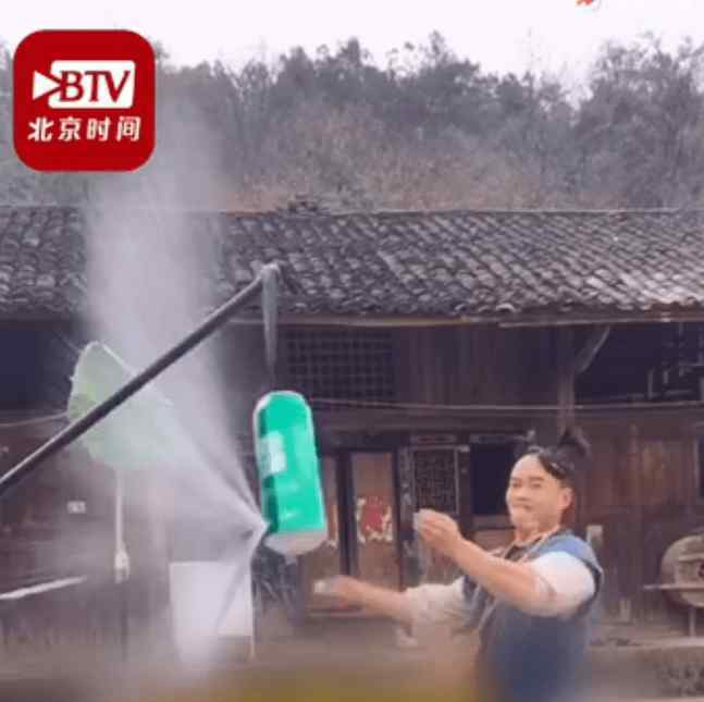 小伙5米外飞扑克削开易拉罐