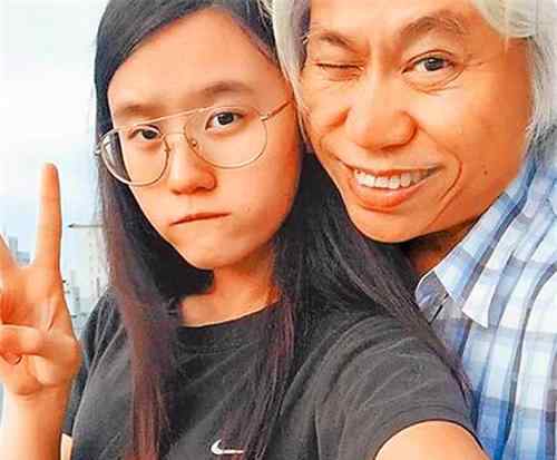失去的纯真 7年前，因“爷孙恋”走红的两人，现状如何？少女已失去纯真笑容
