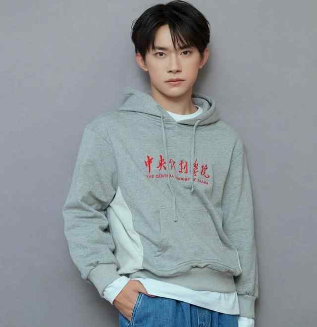 当明星要考多少分 明星高考都考多少？本以为关晓彤552分是最高的，看到杨幂周冬雨：极与极