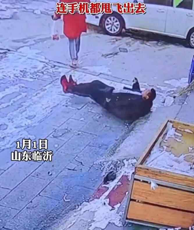 门店外结冰顾客滑倒摔飞手机 还原事发经过及背后原因！