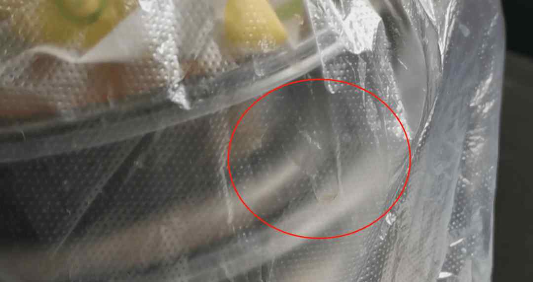 外卖小哥不满顾客要求送餐上楼 电梯内无耻一幕被监控拍下