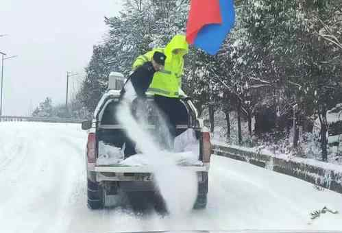 民警雪中撒盐16公里为高危孕妇开道 到底是什么状况？