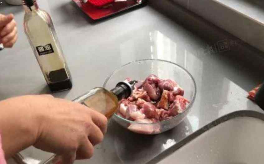 猪肉烧出白色塑料?系塑料砧板脱落 超市已将塑料砧板换成木质砧板