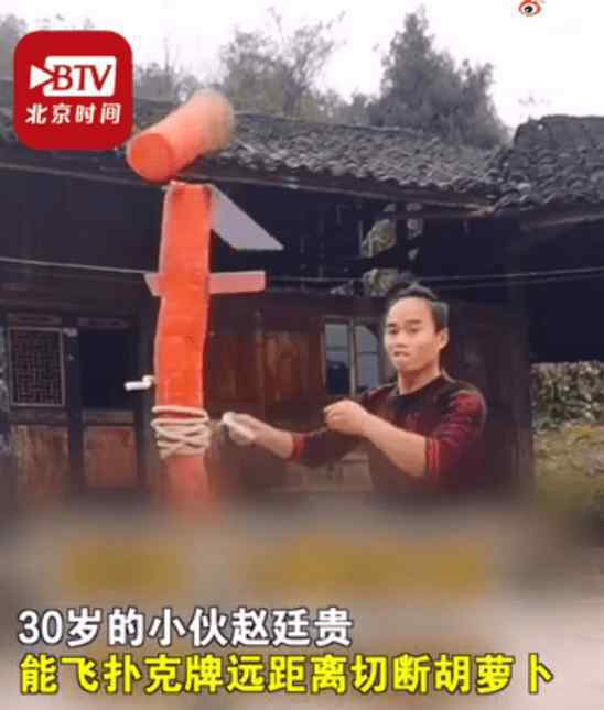民间高手小伙苦练6年飞牌绝技 一击削开5米外易拉罐