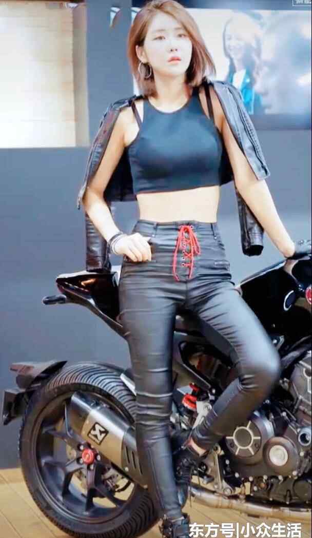 皮裤女 街拍：又黑又亮的皮裤美女，看起来好酷啊