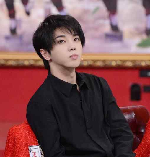华晨宇多少岁了今年 当明星们摘掉眼镜，华晨宇成潮男，汪涵年轻十几岁，而她变女神