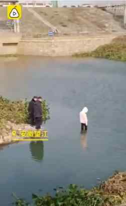 女生跳河疑在警察注视下溺亡 对此大家怎么看？