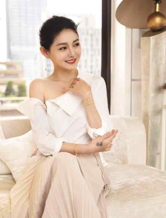 李湘年龄 42岁李湘与42岁大S同框媲美，明明年龄一样，气质却完全不同