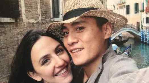 周华健的老婆 周华健58岁老婆近照，身体变化太大，网友：洋媳妇有弊端