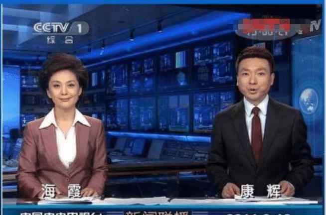 新闻联播提词器 《新闻联播》主持人为啥不低头念稿？看清前面放的东西，真相了！