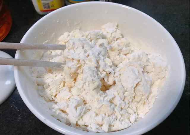 一般的普通面粉可以做面包吗 普通面粉也可以做面包，做法更简单口感更原味