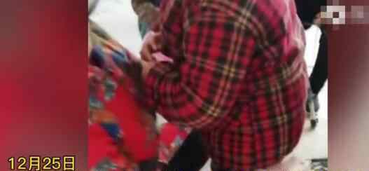 山东兰陵一女子靠手摸给人治病 登上网络热搜了！