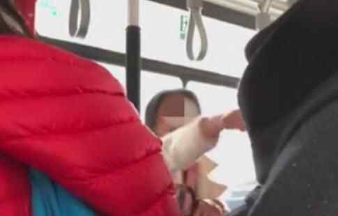 小学生遭老太打骂 原因是这样让人不理解