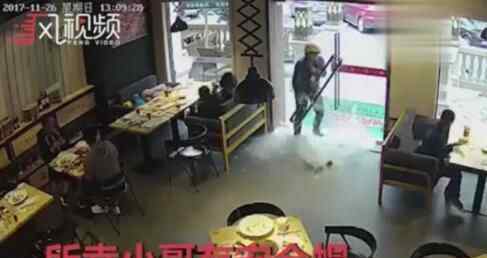 外卖哥撞碎玻璃门 这也太猛了点吧