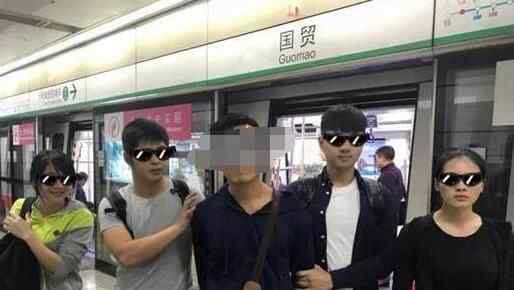 男子地铁突然被铐 背后真相是这样实在太惊人