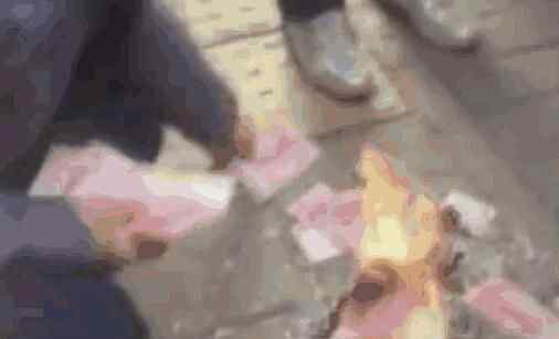 男子当街烧人民币 脑子烧坏了吧？