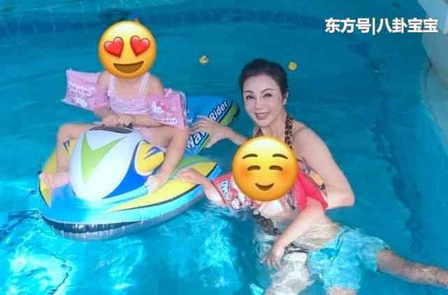 林建岳与前妻谢玲玲 林建岳前妻谢玲玲穿豹纹泳衣陪外孙玩水，64岁颜值超高身材健美