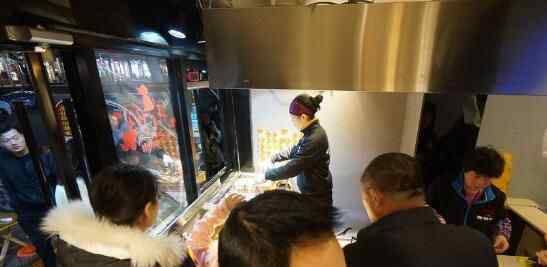 美女摆摊月入万元 开着宝马干着地摊生意