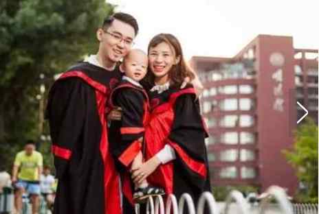 带娃拍毕业照走红 情侣带娃拍毕业照走红 2岁娃穿着学士服和父母一起合影